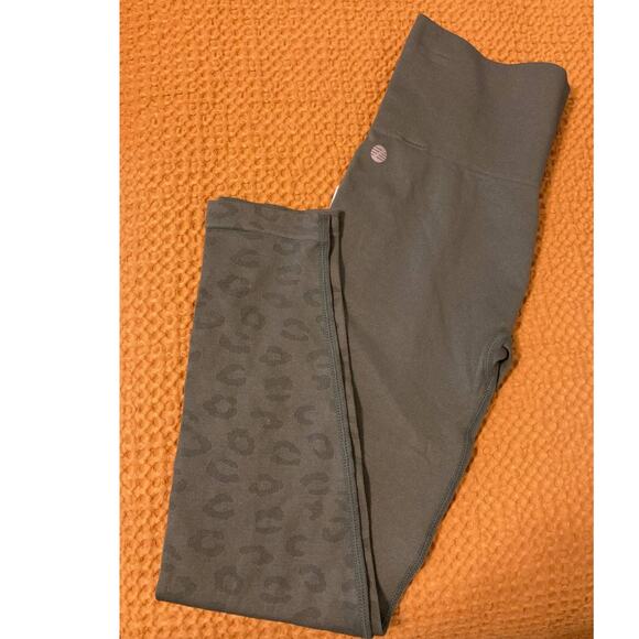 Z By Zella High Waist Seamless 7/8 Leggings XS/Extra Small Green Leopard NWT - Picture 3 of 7